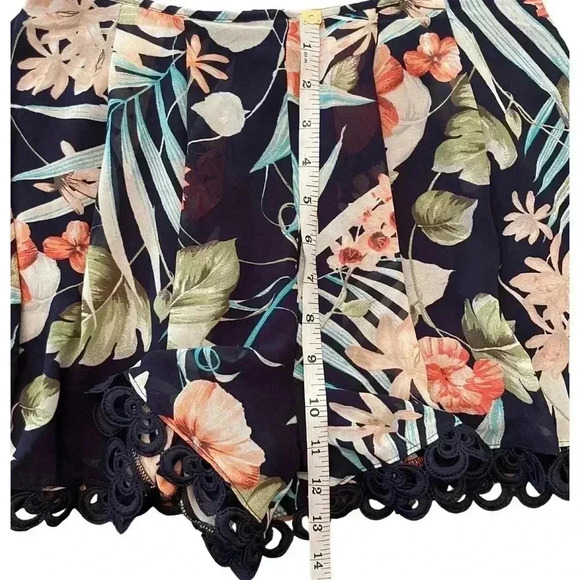 High Waisted Floral Shorts Size Small - Picture 5 of 7